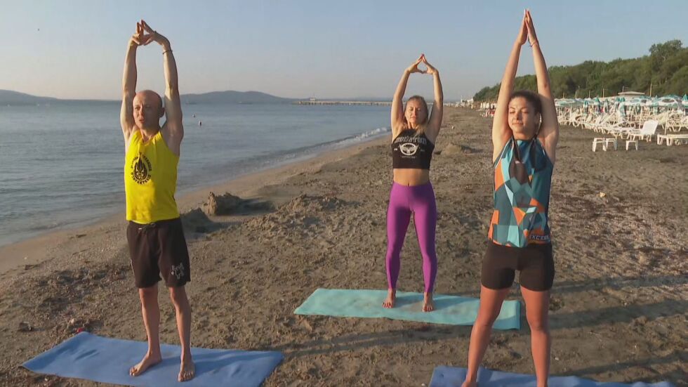 Йога на плажа: Как да събудим тялото си рано сутрин без кафе (ВИДЕО)