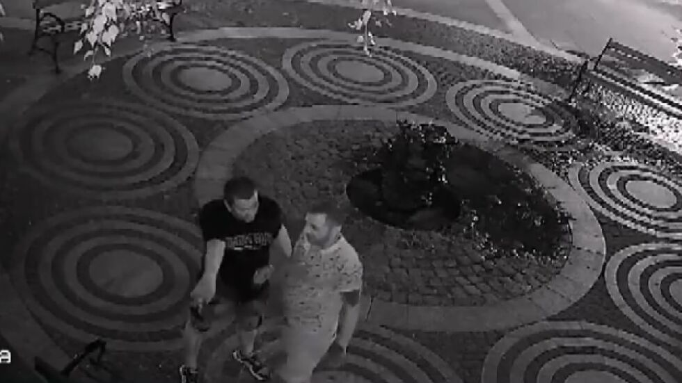 Вандалска проява: Мъж счупи пейка в Перник, записът е публикуван на страницата на общината