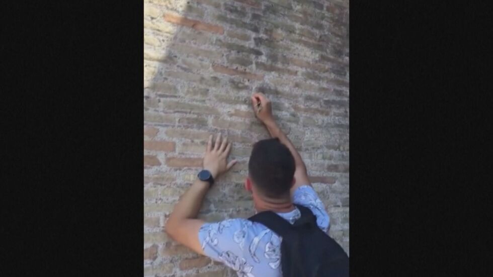 Възможно е туристът, издълбал името Иван на стената на Колизеума, да е българин