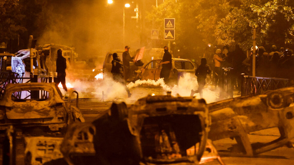 Над 800 арестувани: Трета нощта на безредици в Париж, има загинал