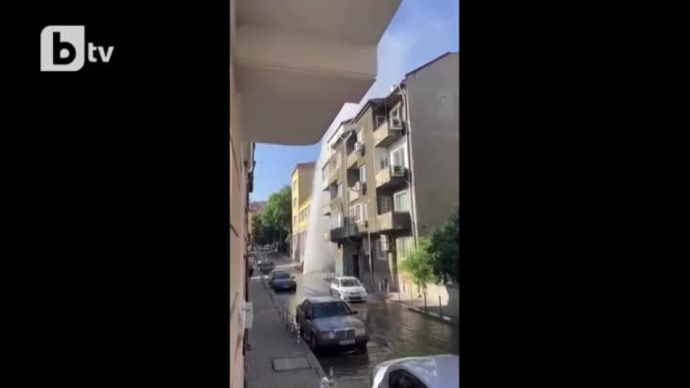 45 минути гейзер с вряла вода блика в широкия център на София (ВИДЕО)