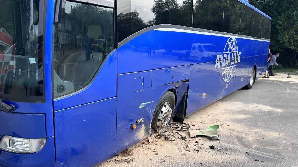 Катастрофа между автобус с деца и такси в София (СНИМКИ)