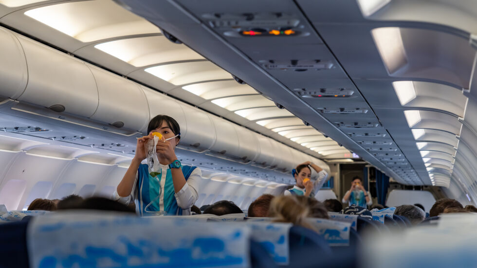 По време на полет от Париж падат кислородните маски, въпреки че всичко изглежда наред 