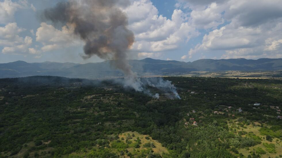 Пожар избухна близо до вилната зона в Казанлък (ВИДЕО+СНИМКИ)