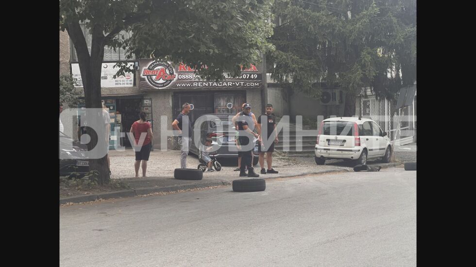 Ударени коли, полицейска гонка и шофьор беглец във Велико Търново (СНИМКИ)