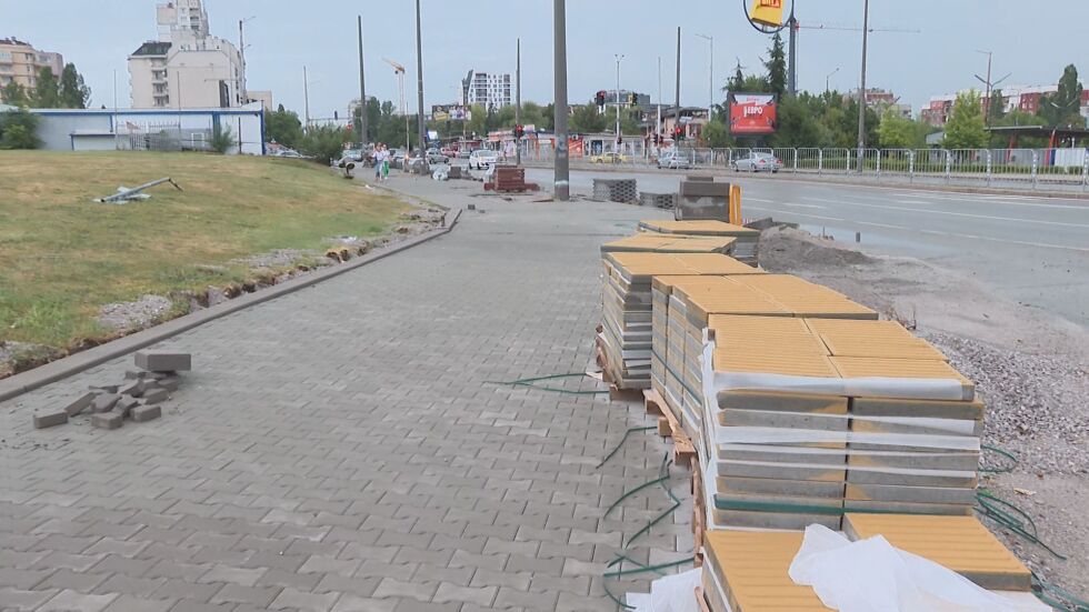 Сигнал на живеещите в „Люлин“: Колко пъти може да бъде ремонтиран един тротоар?