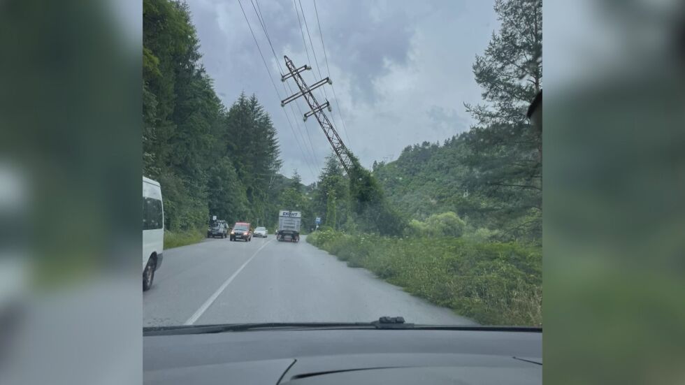 Електрически стълб се наклони на пътя Самоков - София и го затвори (СНИМКИ)