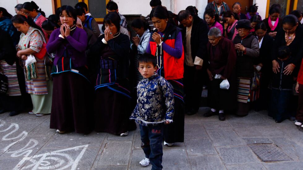 Китай води политика на масови принудителни изселвания в Тибет