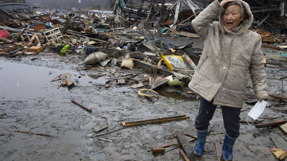 Шест дни след земетресението в Япония: Спасители извадиха от руините възрастна жена