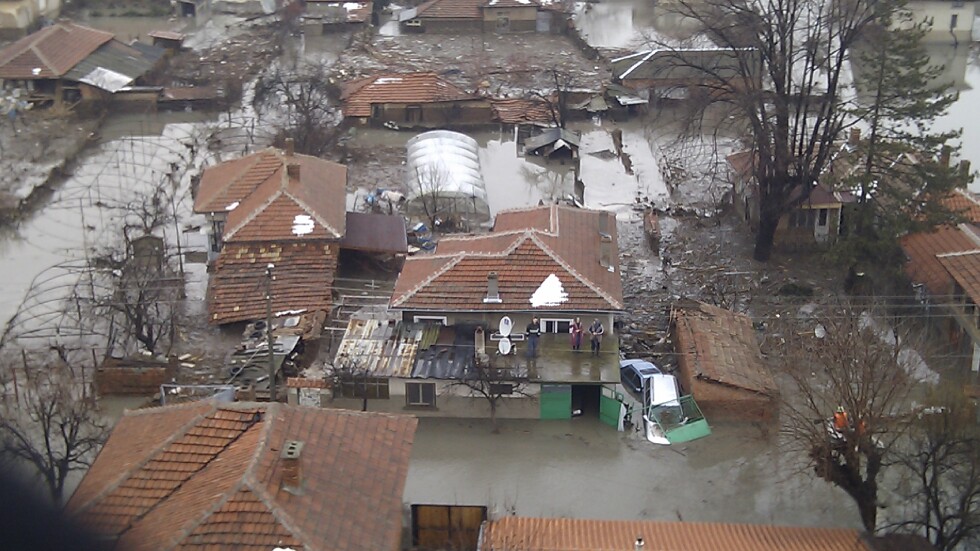 Жителите на с. Бисер разделени: Едни получили къщи след потопа, а други – не