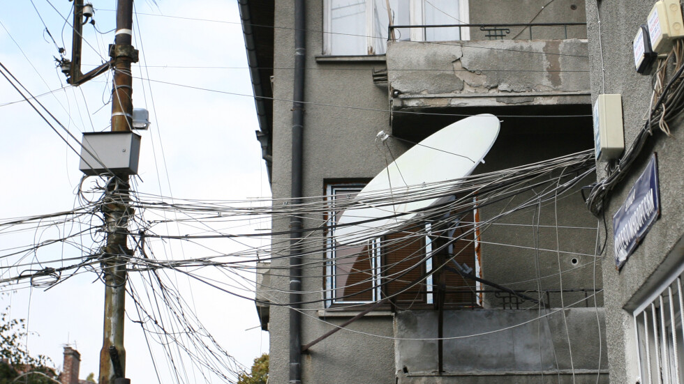 "Война" срещу въздушните кабели във Варна