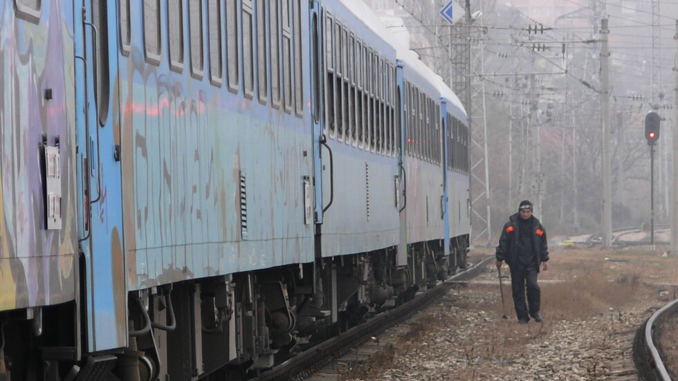 Първи 38 влака спира БДЖ от днес