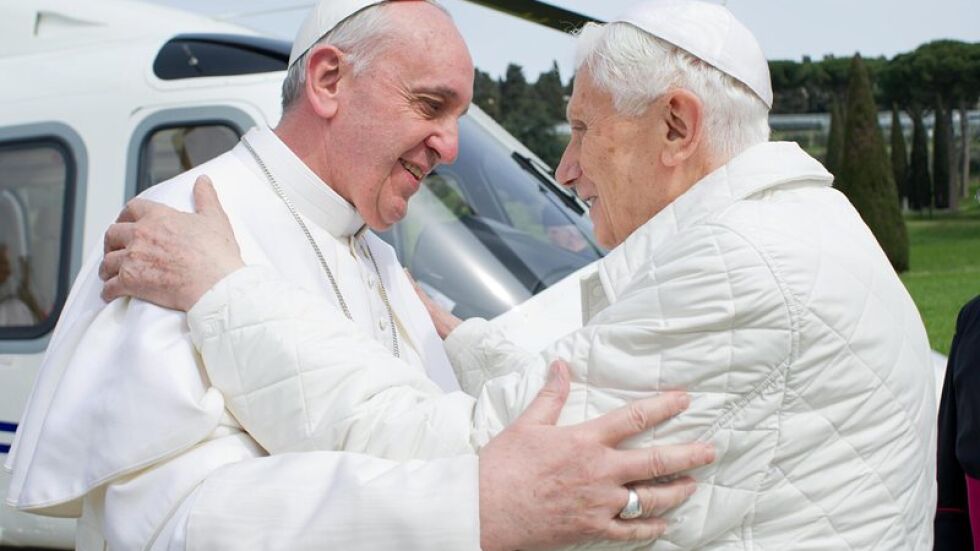 Папа Бенедикт XVI отхвърли спекулакциите, че се оттеглил по принуда