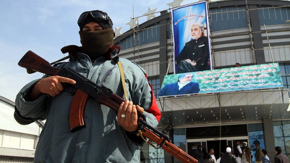 Мъж в полицейска униформа стреля по журналистки в Афганистан