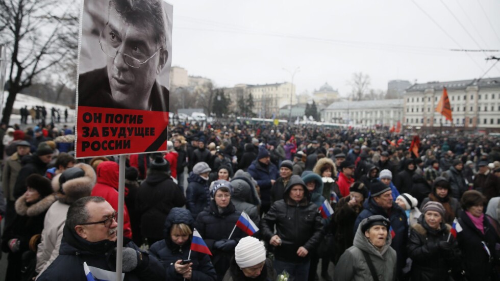 Хиляди по московските улици в памет на Немцов (СНИМКИ И ВИДЕО)