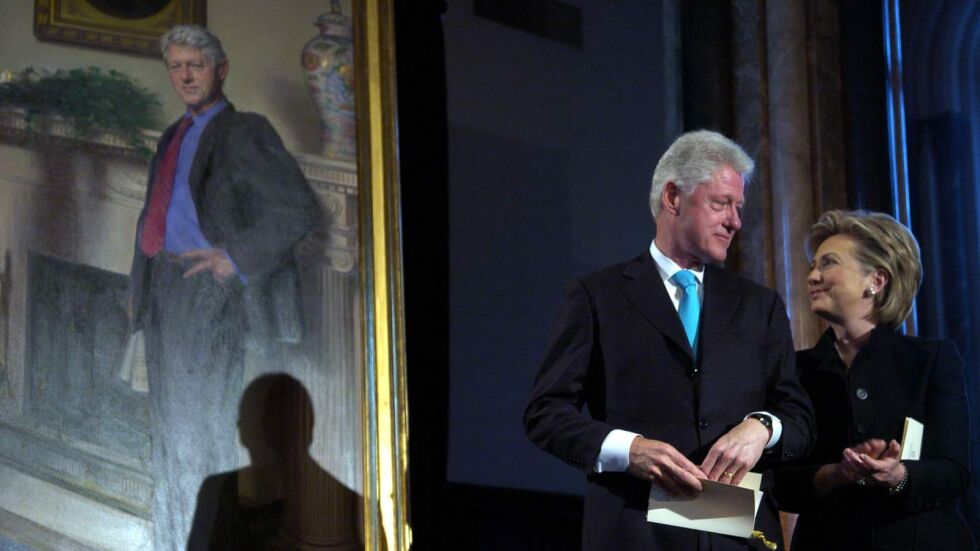 Моника Люински скрита в президентския портрет на Бил Клинтън