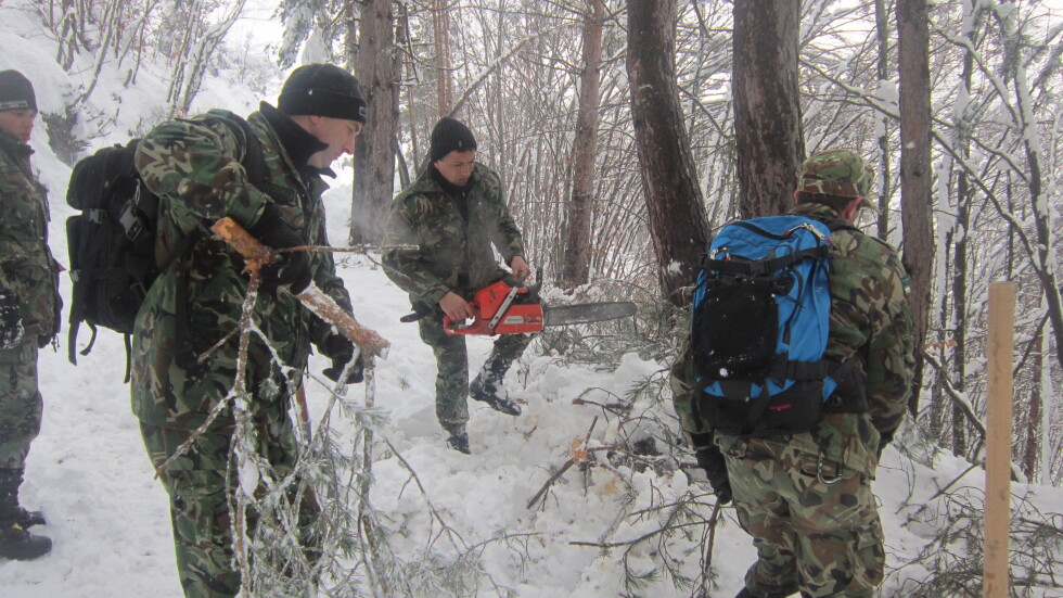 Военни и дървосекачи пробиват през снега в Смолянско (СНИМКИ)