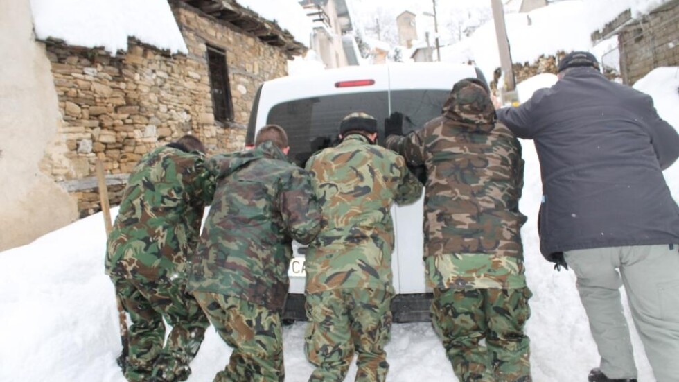 Военни разчистват снега на пътя Асеновград-Добралък (СНИМКИ)