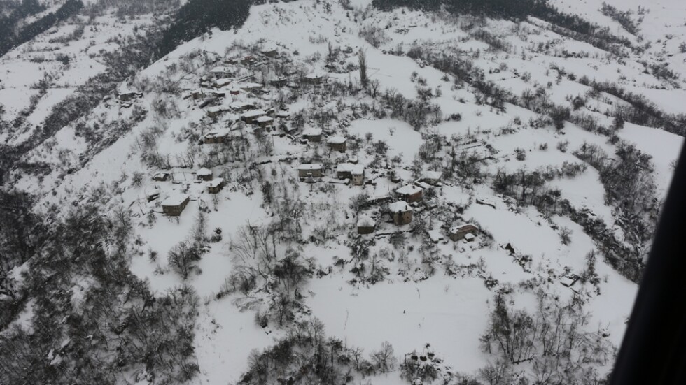 Валежите спряха, но Кърджалийско остава под тонове сняг (СНИМКИ и ВИДЕО)