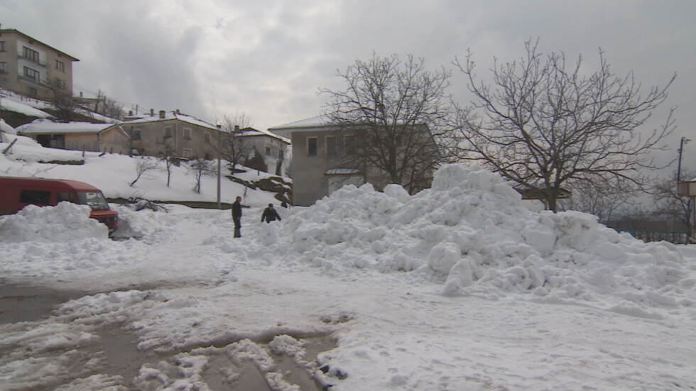 В Смолянско пак вали сняг, десетки населени места остават без ток