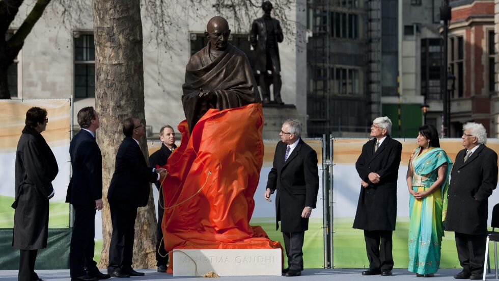 Бронзова фигура на Махатма Ганди беше открита в центъра на Лондон