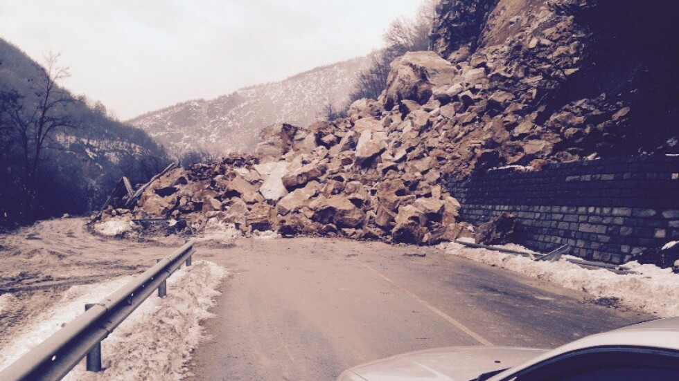 Огромни свлачища блокираха пътища след снежното бедствие