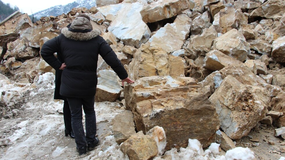 Опасното свлачище затваря пътя Смолян - Асеновград за поне още два дни