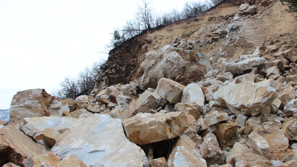 Взривове срещу гигантските скални късове на пътя Пловдив-Смолян