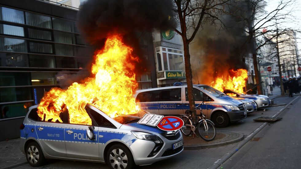 Антикапиталисти влязоха в сблъсъци с полицията и подпалиха коли във Франкфурт