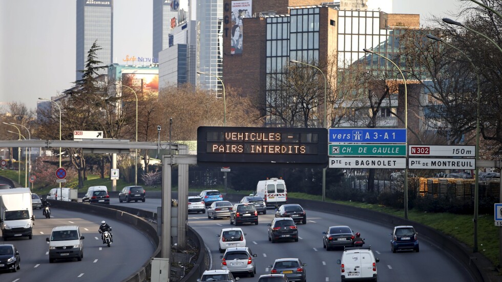 Париж спира колите с четни номера заради плътния смог