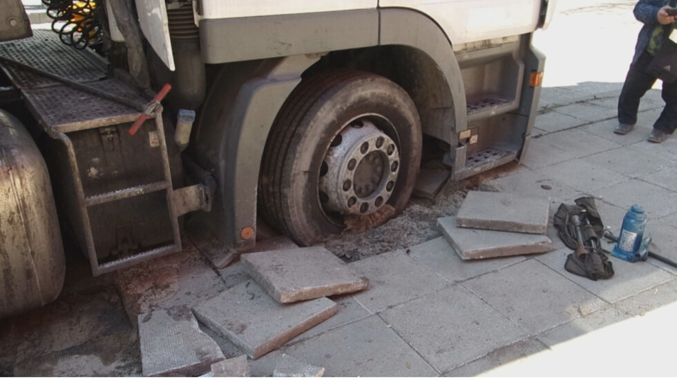 ТИР унищожи тротоар в София при забранено паркиране