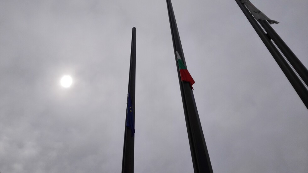 България сваля наполовина знамената за жервтите на авиокатастрофата във Франция