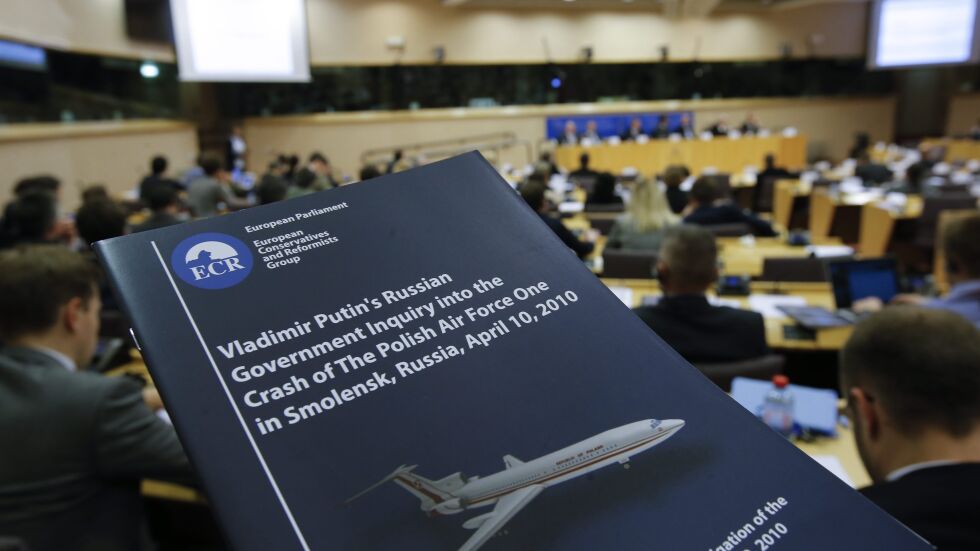 Полша обвинява двама руски диспечери за авиокатастрофата в Смоленск
