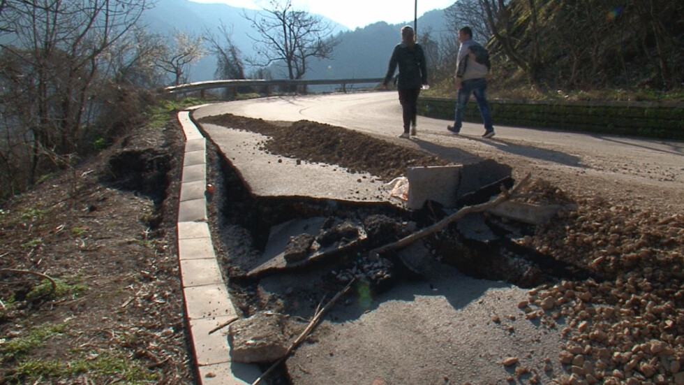 Три свлачища откъснаха от света 600 души в Асеновградско