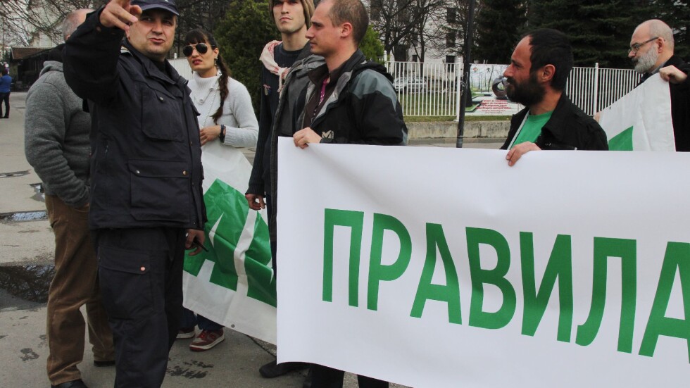Екоактивисти протестираха срещу поправките "Зеленогорски" за къмпингуването (СНИМКИ)
