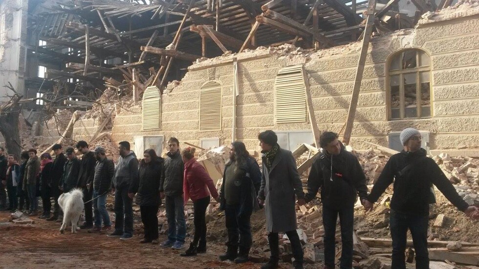 Жива верига спря събарянето на тютюневия склад в Пловдив (СНИМКИ)