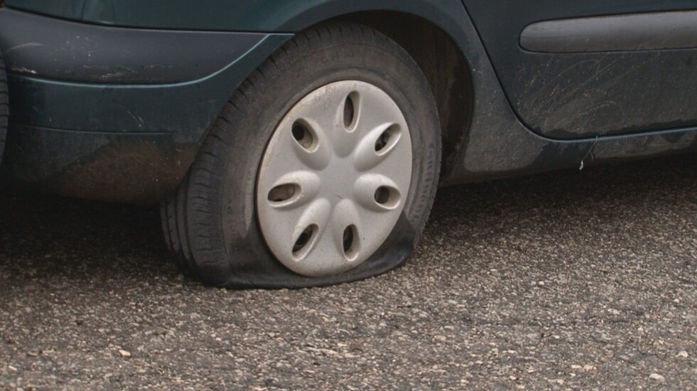 Нарязаха гумите на над 40 коли във Враца