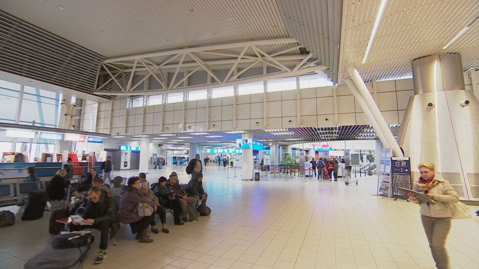 Трагичен инцидент на летището: Мъж почина след слизане от самолет