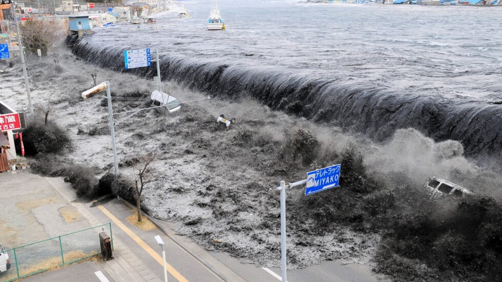 Япония отбелязва пет години след унищожителното земетресение