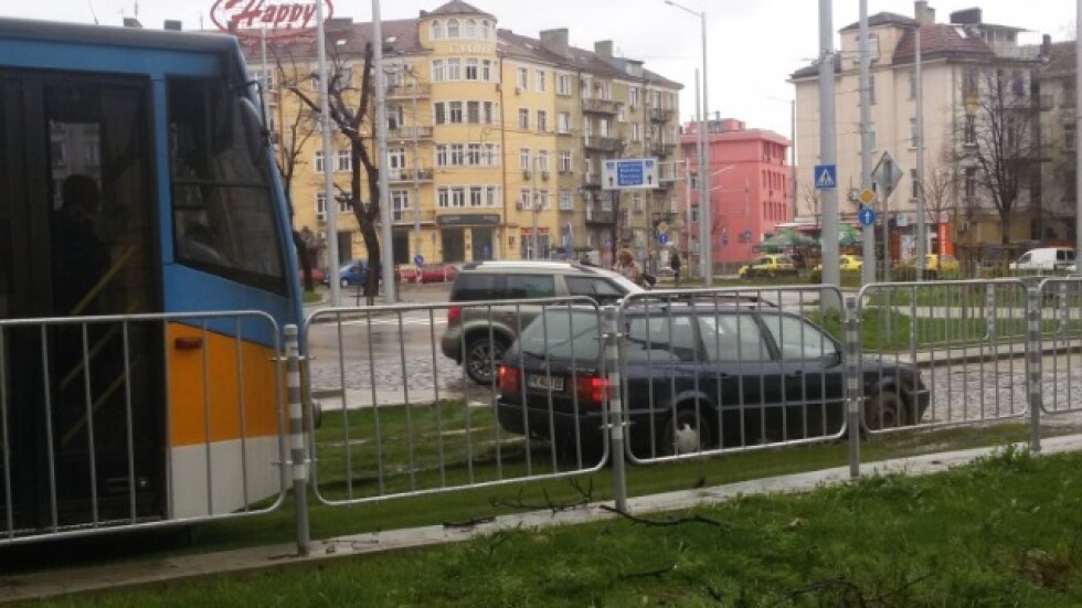 Нагли шофьори отново газят зелените релси в София, но дъждът ги изненада