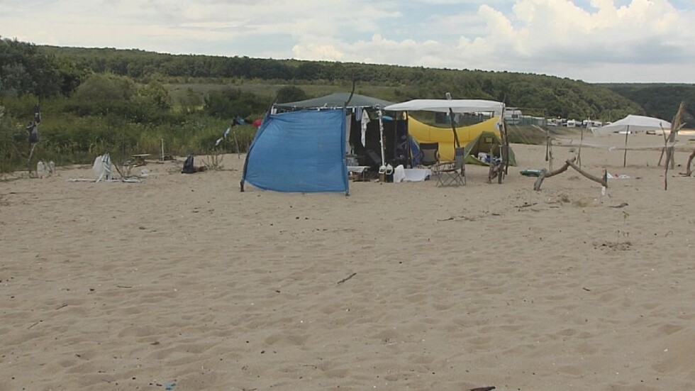 Бойко Борисов спира забраната за палатките на плажа
