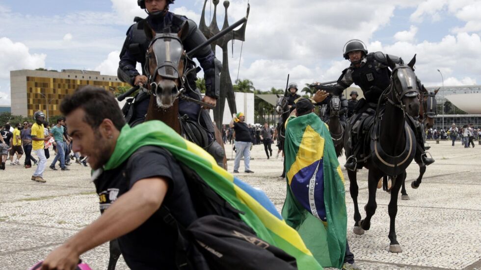 Кървави сблъсъци по бразилските улици (СНИМКИ)