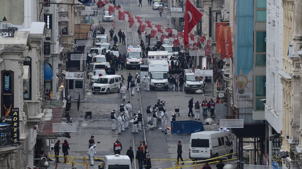 Атентат на търговска улица в Истанбул (ГАЛЕРИЯ)