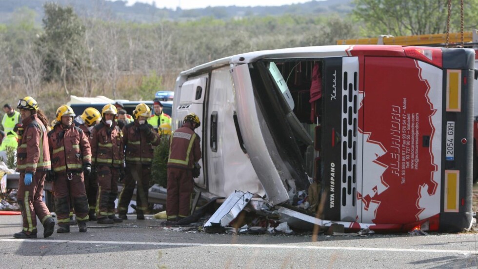 13 души загинаха при автобусна катастрофа в Испания