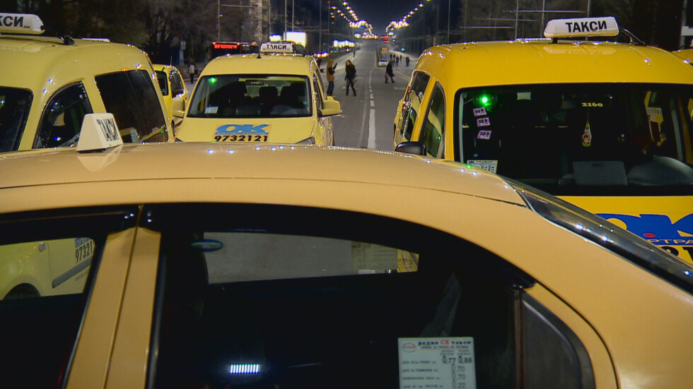 Транспортният министър разтури протеста на таксиметровите шофьори на "Орлов мост"