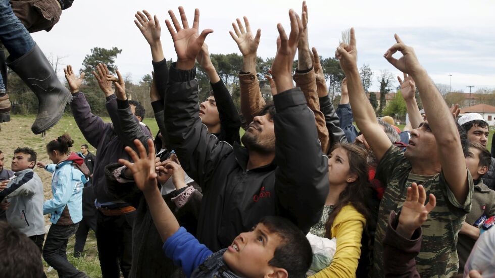 Гърция започна да евакуира мигрантите от Идомени, притокът от Турция намалява 
