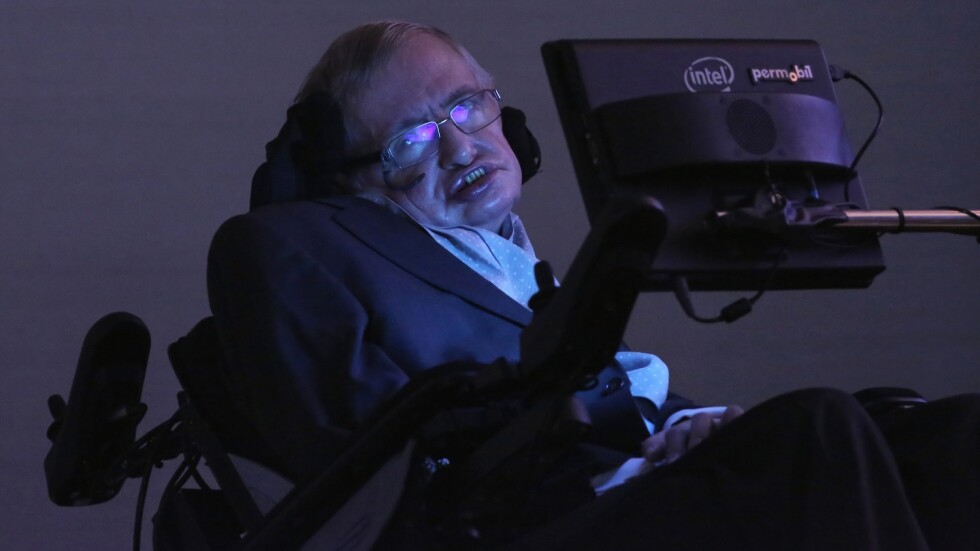 Инвалидната количка на Стивън Хокинг ще помага на болни по цял свят