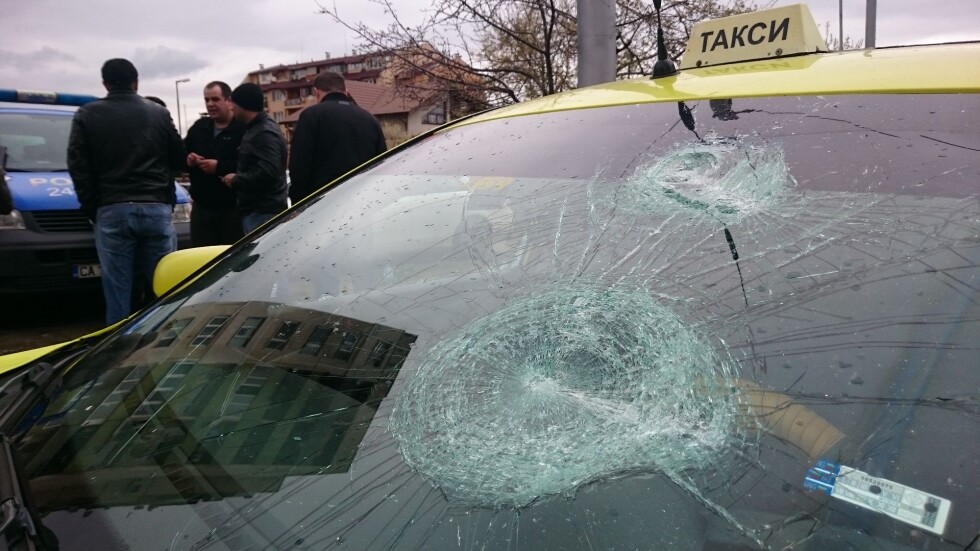 Саморазправа на пътя: След лека катастрофа мъж нападна с бухалка таксиджия 