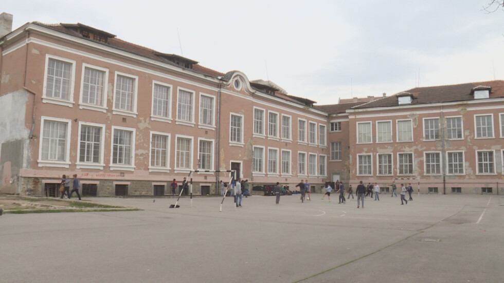 Училище в центъра на София се руши