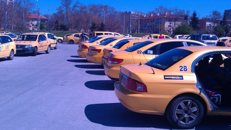 Пловдивските таксиджии се вдигат срещу връщането на патента